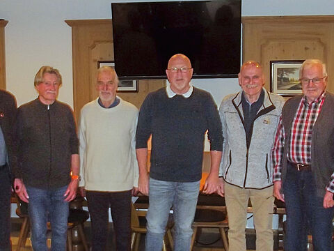 Oberstabsfeldwebel a.D. Bernhard Hauber (v.l.) mit dem neuen Vorstand unter Vorsitz von Hauptmann a.D. Hans-Walter Teßler, darunter der neue Schriftführer Oberstabsfeldwebel a.D. Alfred Gebhardt (5.v.l.). Foto: DBwV/AG