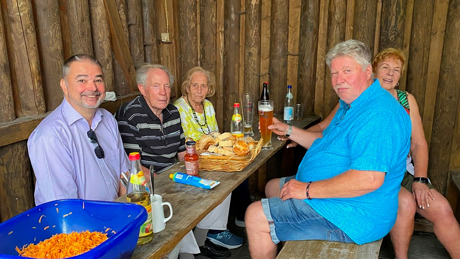 Der einsetzende Regen tat der guten Laune unter dem Dach der Grillhütte keinen Abbruch. Fotos: sKERH Augsburg