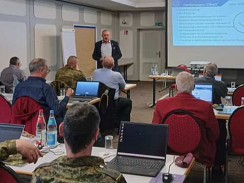 Bei der Informationstagung im Bezirk Donau - Neckar - Bodensee stellte Landesvorsitzender Oberstabsfeldwebel a.D. Josef Rauch Details des „Artikelgesetz Zeitenwende“ vor. Foto: HJ