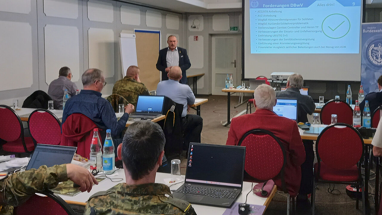 Bei der Informationstagung im Bezirk Donau - Neckar - Bodensee stellte Landesvorsitzender Oberstabsfeldwebel a.D. Josef Rauch Details des „Artikelgesetz Zeitenwende“ vor. Foto: HJ