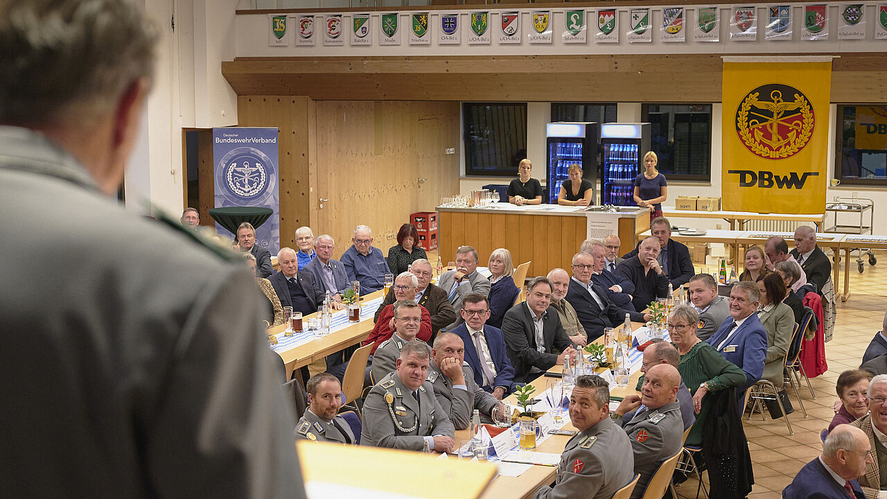 Zur Festveranstaltung anlässlich 50 Jahre Kameradschaft ERH Hammelburg begrüßte Vorsitzender Oberstleutnant d.R. Hans-Joachim Berger über 100 Mitglieder und Gäste. Foto: ik