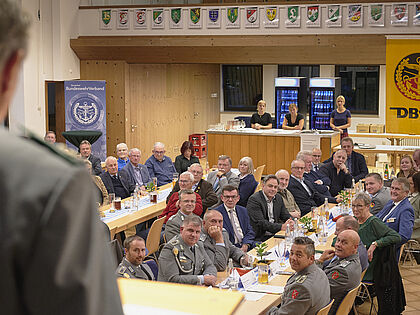 Zur Festveranstaltung anlässlich 50 Jahre Kameradschaft ERH Hammelburg begrüßte Vorsitzender Oberstleutnant d.R. Hans-Joachim Berger über 100 Mitglieder und Gäste. Foto: ik