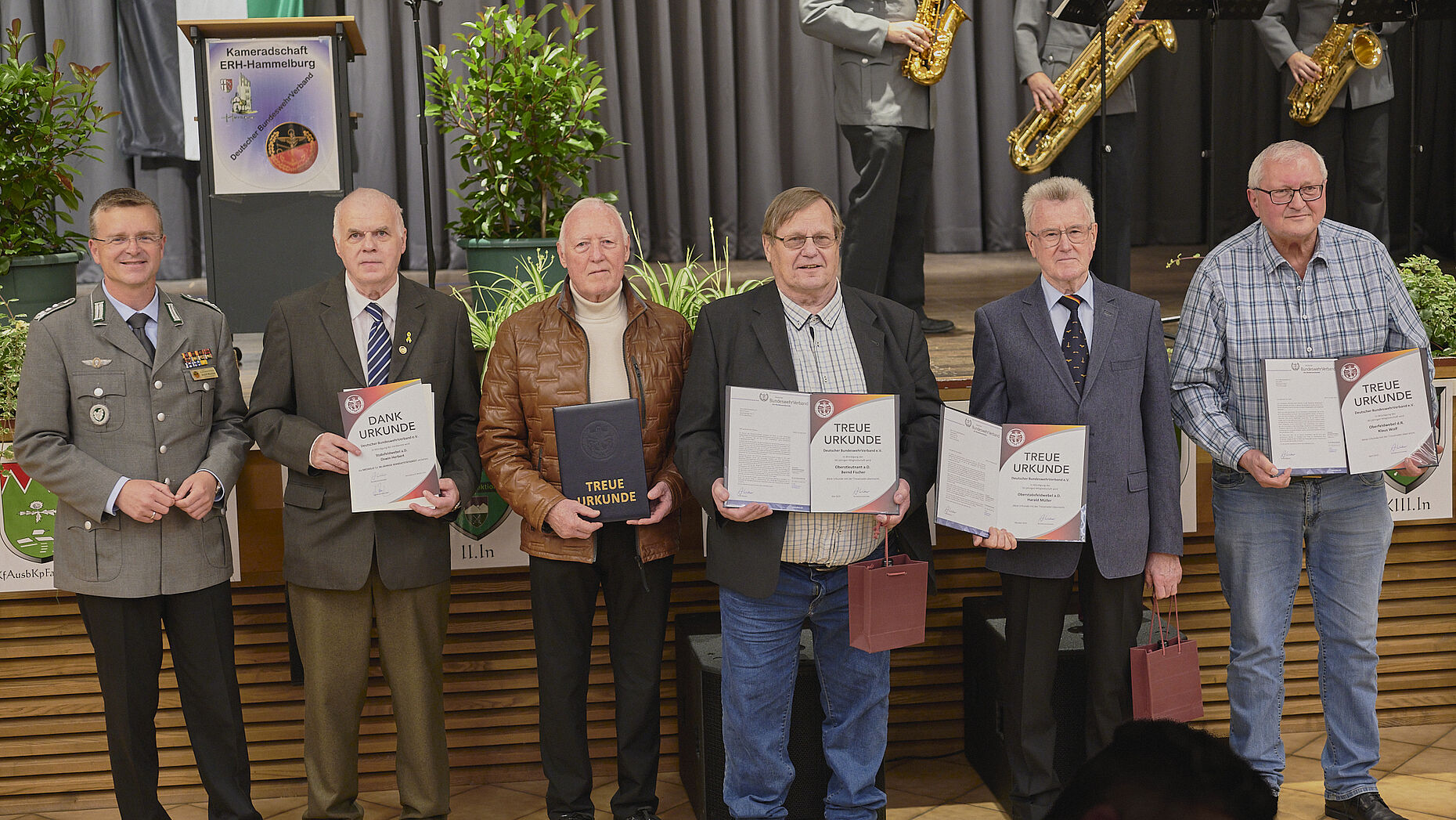 Langjährige und verdienstvolle Mitglieder des DBwV erhielten von Oberst André Wüstner ihre Auszeichnungen. Foto: ik