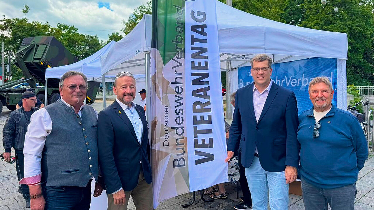 Die KERH Augsburg präsentierte den DBwV am Nationalen Veteranentag in Augsburg, hier Bezirksvorsitzender Franz Jung (von links), Stellvertreter Frank Großmann, Bürgermeister Bernd Zitzelsberger und Vorsitzender Michael Lipp. Foto: li