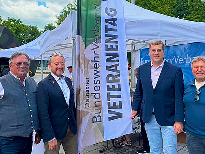 Die KERH Augsburg präsentierte den DBwV am Nationalen Veteranentag in Augsburg, hier Bezirksvorsitzender Franz Jung (von links), Stellvertreter Frank Großmann, Bürgermeister Bernd Zitzelsberger und Vorsitzender Michael Lipp. Foto: li