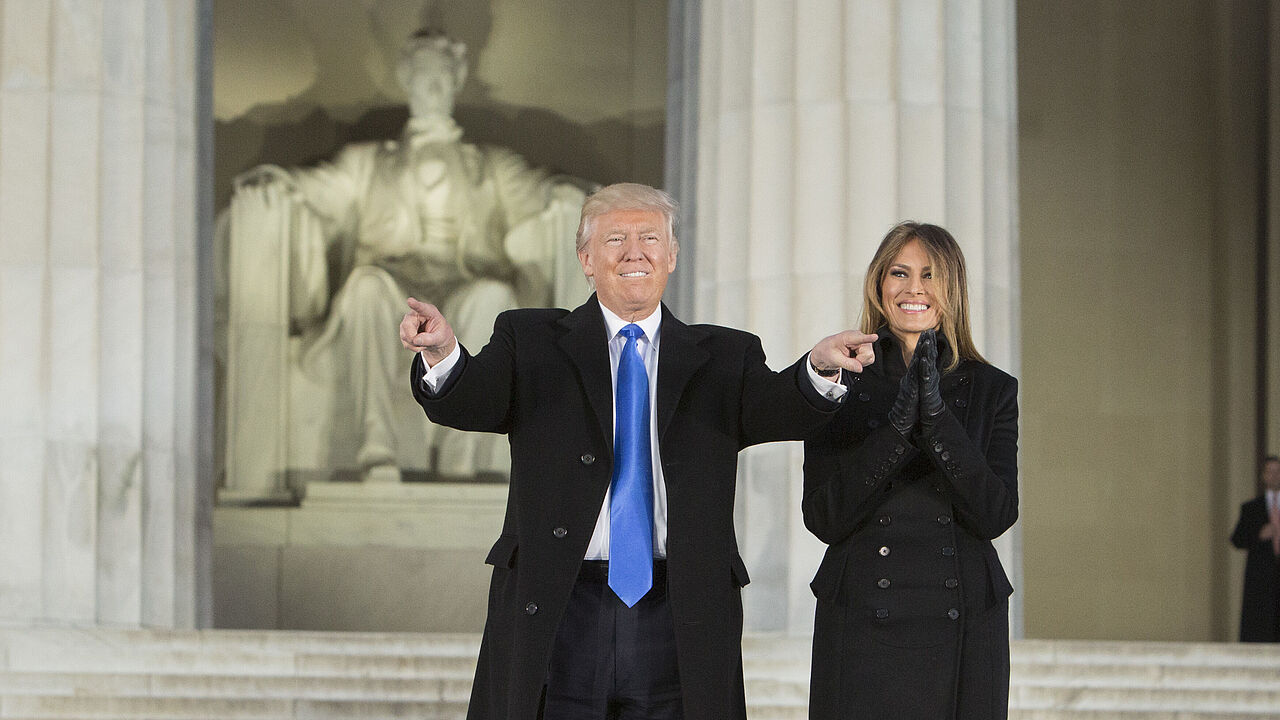 Donald Trump, 45. US-Präsident, mit seiner Frau Melania vor dem Lincoln-Memorial in Washington Foto: dpa