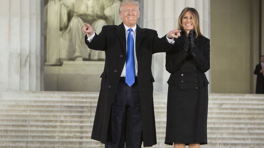 Donald Trump, 45. US-Präsident, mit seiner Frau Melania vor dem Lincoln-Memorial in Washington Foto: dpa