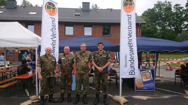 In Augustdorf aktiv am DBwV Info-Pavillon: Oberstleutnant Lutz Meier, Oberstabsfeldwebel a.D. Norbert Brinkmann, Hauptmann a.D. Michael Killer und Hauptfeldwebel Nino Loerche (v.l.). Foto: StoKa Augustdorf