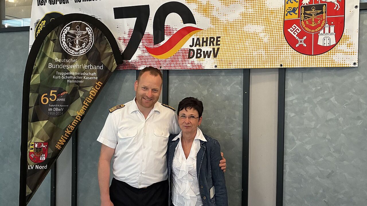 Steffen Poppendieck und Besitzerin Martina Kaesler während des Sommerfestes. Foto: DBwV
