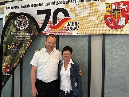 Steffen Poppendieck und Besitzerin Martina Kaesler während des Sommerfestes. Foto: DBwV