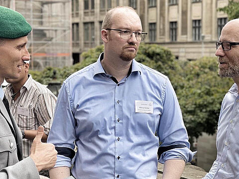 Im Gespäch: Oberstleutnant i.G. Marcel Bohnert, Marcus Grotian, Gründer des Patenschaftsnetzwerkes, und Peter Tauber (v.l.) Foto: DBwV