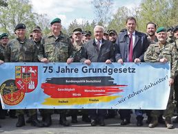 Deutlich sichtbares Bekenntnis zum Grundgesetz: Die Kameradinnen und Kameraden der Truppenkameradschaft Panzertruppenschule in Munster ließen beim Besuch des Bundespräsidenten keine Zweifel an ihrer Treue zur freiheitlich-demokratischen Grundordnung aufkommen. Foto: LV Nord