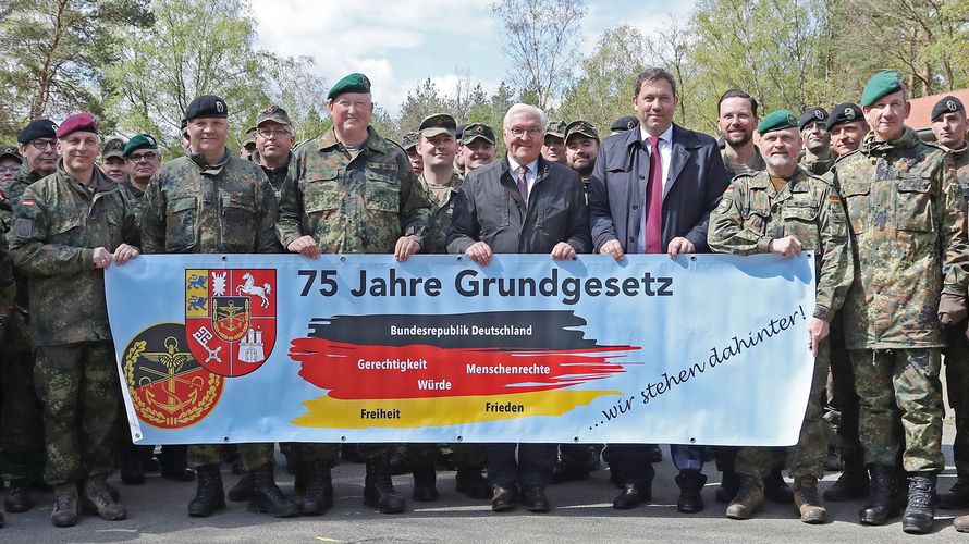 Deutlich sichtbares Bekenntnis zum Grundgesetz: Die Kameradinnen und Kameraden der Truppenkameradschaft Panzertruppenschule in Munster ließen beim Besuch des Bundespräsidenten keine Zweifel an ihrer Treue zur freiheitlich-demokratischen Grundordnung aufkommen. Foto: LV Nord