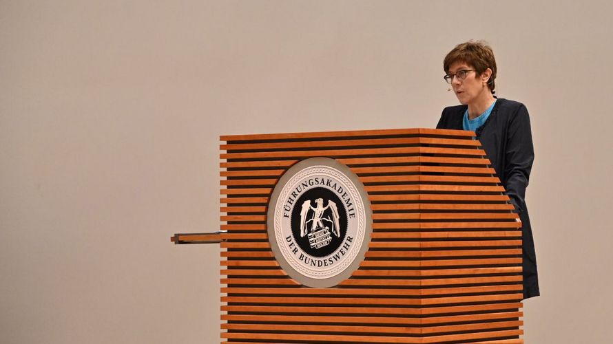 Verteidigungsministerin Annegret Kramp-Karrenbauer sprach an der Führungsakademie der Bundeswehr mit Blick auf die künftigen Herausforderungen von einem "neuen Zeitalter". Foto: Twitter/Bundeswehr