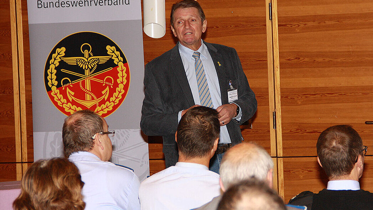 Ausführliche Informationen durch den Fachmann für Versorgungsrecht in der KTMS, Stabshauptmann a. D. Eberhard Mandel (Foto: Michael Grothe)