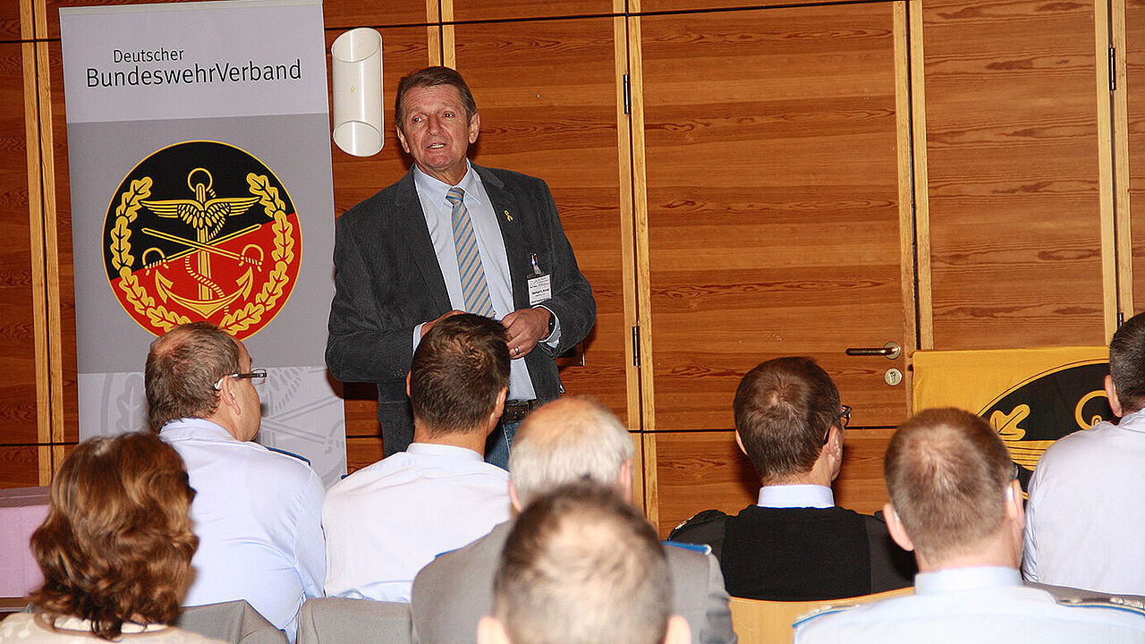 Ausführliche Informationen durch den Fachmann für Versorgungsrecht in der KTMS, Stabshauptmann a. D. Eberhard Mandel (Foto: Michael Grothe)