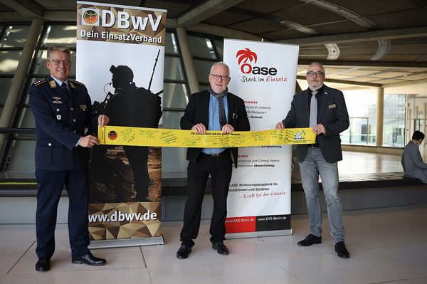 Vor wenigen Wochen beteiligte sich Wolfgang Hellmich (M.) an der Aktion "Gelbe Bänder" des DBwV. Foto: DBwV/Yann Bombeke