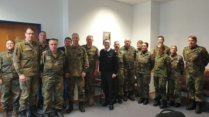 Impulsgeber DBwV: Generalarzt Dr. Kowitz und Oberstleutnant Schwab mit den Teilnehmerinnen und Teilnehmern der zweiten Kompaniefeldwebel-Runde des Standortes Koblenz-Lahnstein. Foto: Udo Zenz