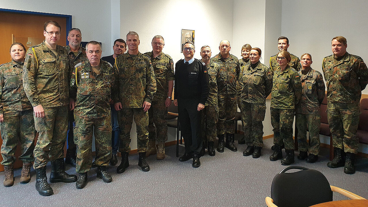 Impulsgeber DBwV: Generalarzt Dr. Kowitz und Oberstleutnant Schwab mit den Teilnehmerinnen und Teilnehmern der zweiten Kompaniefeldwebel-Runde des Standortes Koblenz-Lahnstein. Foto: Udo Zenz