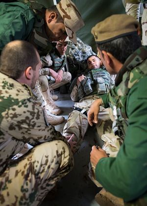 Deutsche Soldaten bei der sanitätsdienstlichen Ausbildung von kurdischen Peschmerga-Kämpfern im Nordirak. Mit dem erweiterten Mandat sollen jetzt auch irakische Sicherheitskräfte in anderen Landesteilen ausgebildet werden. Foto: Bundeswehr/Andrea Bienert