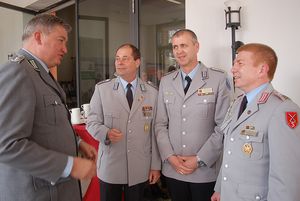 Der Vorsitzende Heer, Oberstleutnant Thomas Behr (li.), im Gespräch mit Bezirksvorsitzenden des Landesverbandes Nord