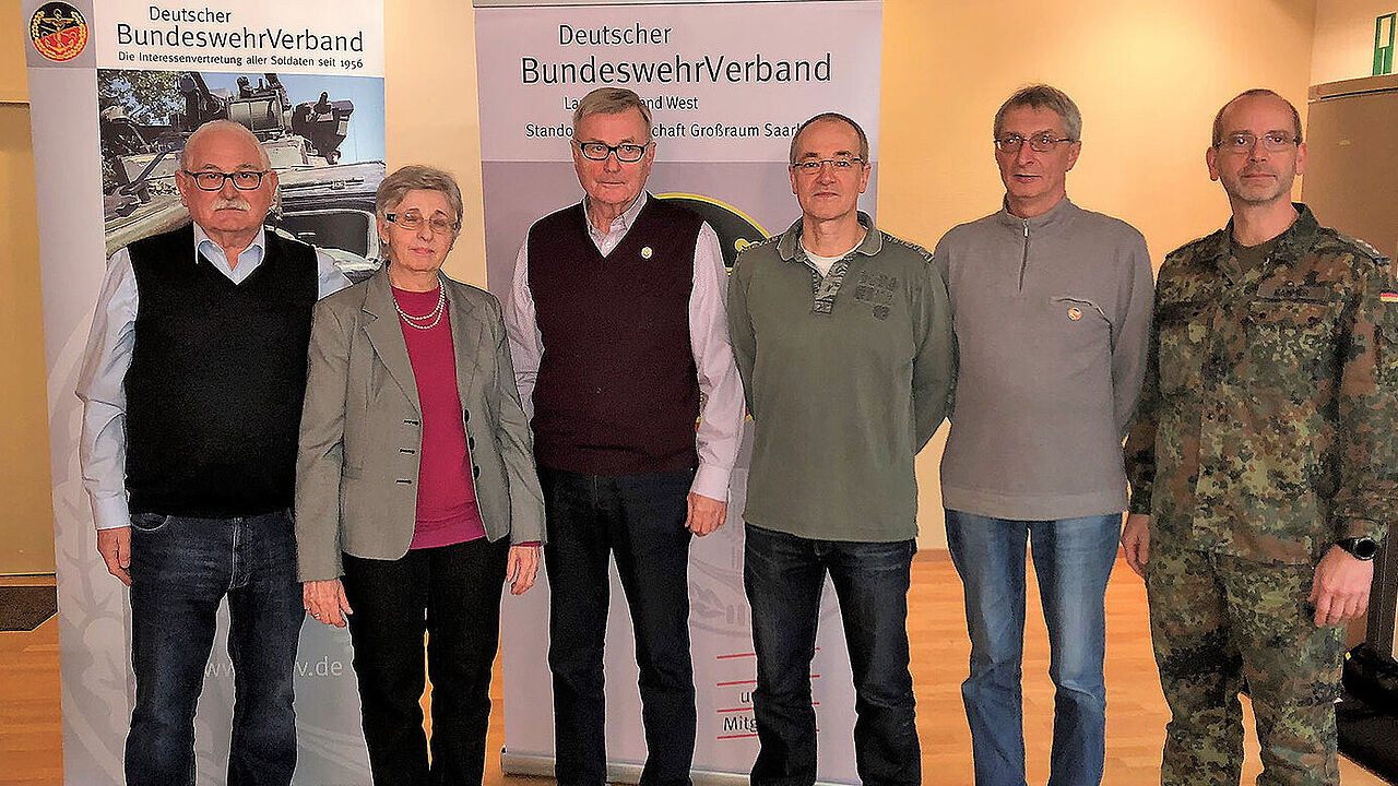 v.l. Vorsitzender Werner Döring, Oranna Klein, Hans Fentsch, Erhard Roschel, Franz Geckl, Standortkameradschaftsvorsitzender Uwe Kammer Foto: Hendik Krause
