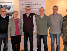 v.l. Vorsitzender Werner Döring, Oranna Klein, Hans Fentsch, Erhard Roschel, Franz Geckl, Standortkameradschaftsvorsitzender Uwe Kammer Foto: Hendik Krause
