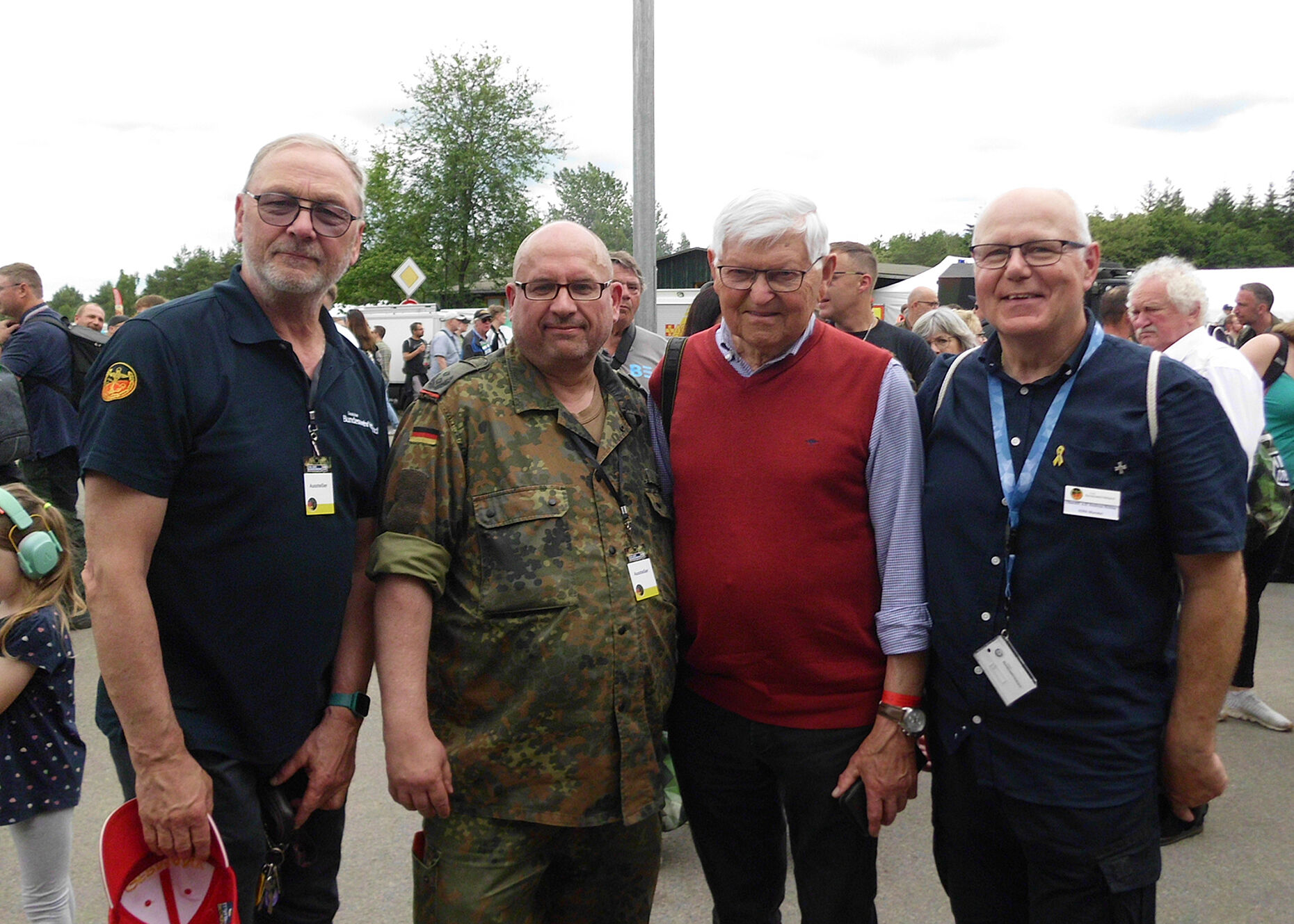 In Munster: Gründungsmitglied Dietrich Breuer (2.v.r.) mit Oberstleutnant Jens-Oliver Kaiser (2.v.l.), dem Mitarbeiter Außendienst Oberstabsfeldwebel a.D. Jörg Meyer und dem Vorsitzenden der KERH Munster Oberstleutnant a.D. Andreas Richter. Foto: LV Nord