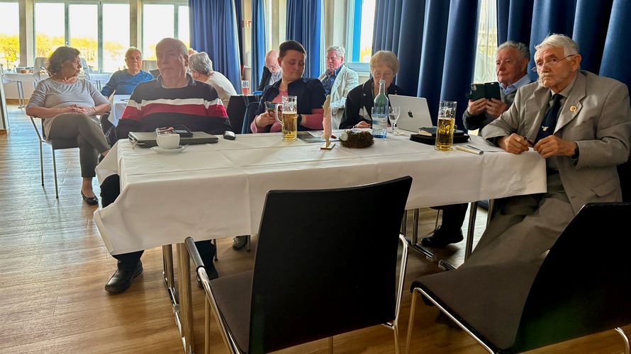 Einige Mitglieder der KERH Mitte von Berlin führen noch vor Ort ihre Registrierung im Community Portal durch. Foto: Ralph Kohlen