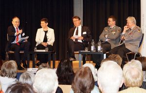 von links: Joachim Rücker/Präsident des UN-Menschenrechtsrates, Ronja Kempin/Stiftung Wissenschaft und Politik, Arthur Landwehr/SWR Chefredakteur, Oberstleutnant André Wüstner/Vorsitzender des Deutschen Bundeswehrverbands, General Volker Wieker/Generalins