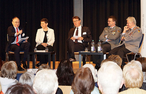 von links: Joachim Rücker/Präsident des UN-Menschenrechtsrates, Ronja Kempin/Stiftung Wissenschaft und Politik, Arthur Landwehr/SWR Chefredakteur, Oberstleutnant André Wüstner/Vorsitzender des Deutschen Bundeswehrverbands, General Volker Wieker/Generalins