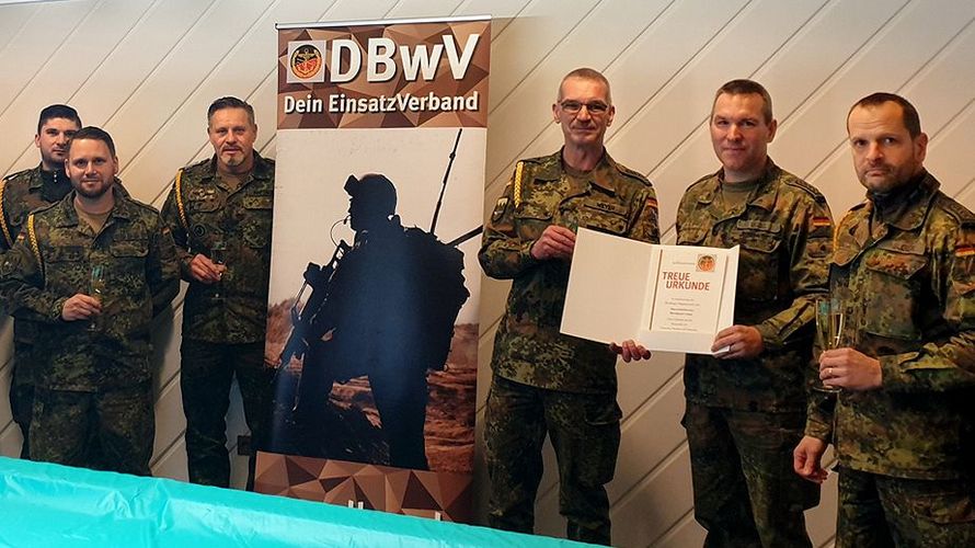 Oberstabsfeldwebel Bernhard Übel (2.v.r.) erhält die Treueurkunde des DBwV in der Runde der Spieße des Standorts Volkach. Foto: DBwV