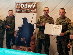 Oberstabsfeldwebel Bernhard Übel (2.v.r.) erhält die Treueurkunde des DBwV in der Runde der Spieße des Standorts Volkach. Foto: DBwV