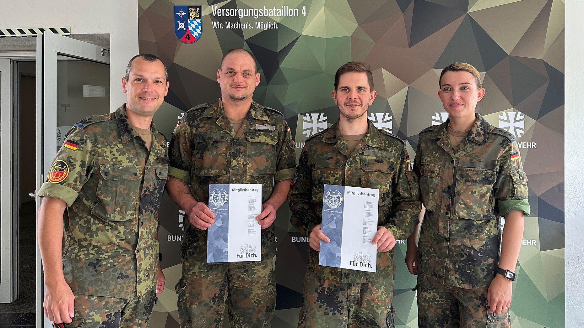 StoKa-Vorsitzender Oberstleutnant Thomas Zimmermann mit zwei der neuen Mitglieder sowie Stabszugführerin VersBtl 4. Foto: StoKa Roding