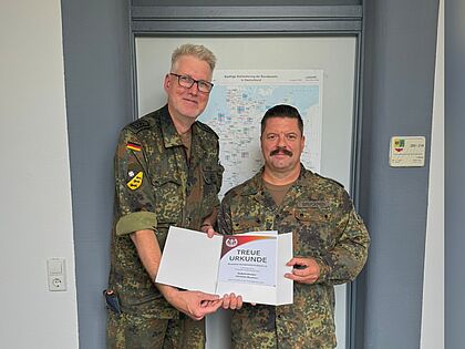 Bei einem Antreten des KommC Bw Stuttgart erhielt Stabsfeldwebel Christian Bruckner die Treueurkunde für 25 Jahre Mitgliedschaft im DBwV vom TruKa-Vorsitzenden Stabsfeldwebel Ralf Pieper. Foto: Lkdo BW