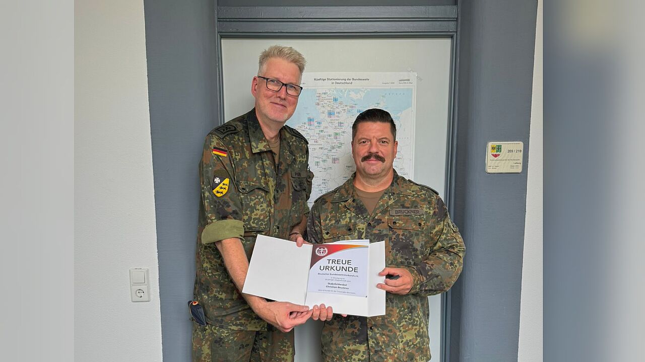 Bei einem Antreten des KommC Bw Stuttgart erhielt Stabsfeldwebel Christian Bruckner die Treueurkunde für 25 Jahre Mitgliedschaft im DBwV vom TruKa-Vorsitzenden Stabsfeldwebel Ralf Pieper. Foto: Lkdo BW