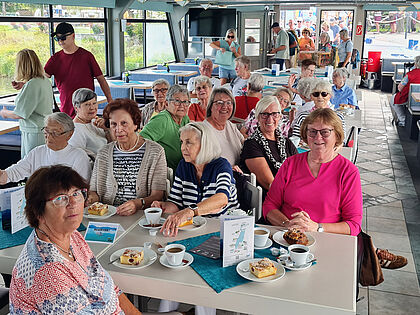 Die Teilnehmerinnen der Frauengruppe der KERH Kaufbeuren starten ihre Rundfahrt über den Füssener Forggensee. Foto: Friedel Wegner