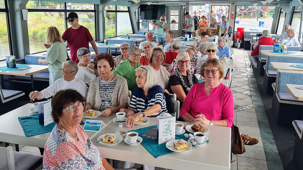 Die Teilnehmerinnen der Frauengruppe der KERH Kaufbeuren starten ihre Rundfahrt über den Füssener Forggensee. Foto: Friedel Wegner