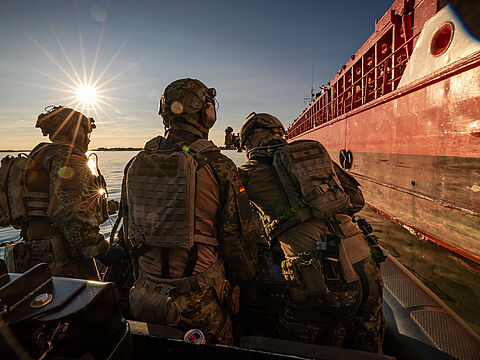 Das verdeckte Annähern an Schiffe zählt zu den Fähigkeiten der Kampfschwimmer. Je nach Auftrag erfolgen Boarding, Aufklärung oder Sicherungsmaßnahmen vom Wasser aus. Foto: Bundeswehr/Bending