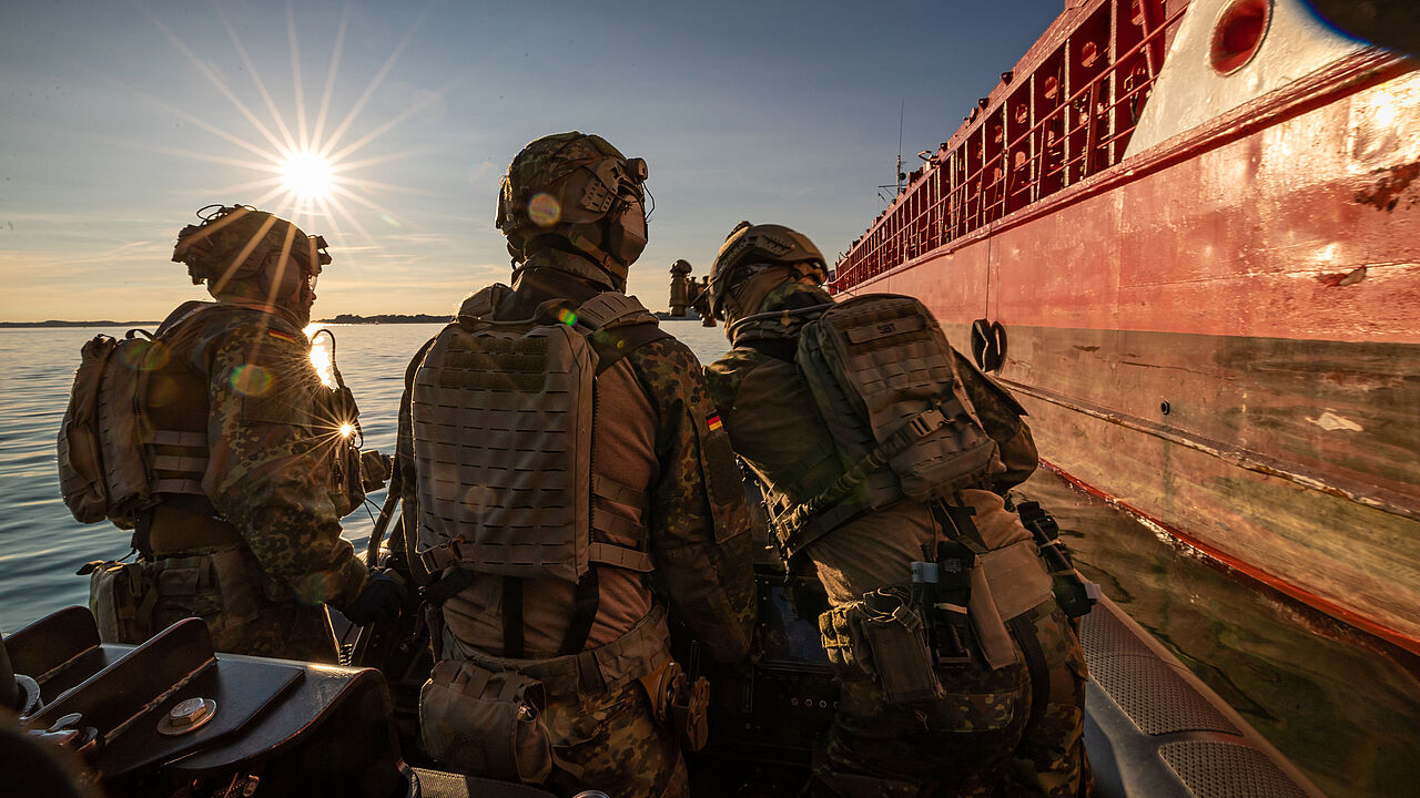 Das verdeckte Annähern an Schiffe zählt zu den Fähigkeiten der Kampfschwimmer. Je nach Auftrag erfolgen Boarding, Aufklärung oder Sicherungsmaßnahmen vom Wasser aus. Foto: Bundeswehr/Bending