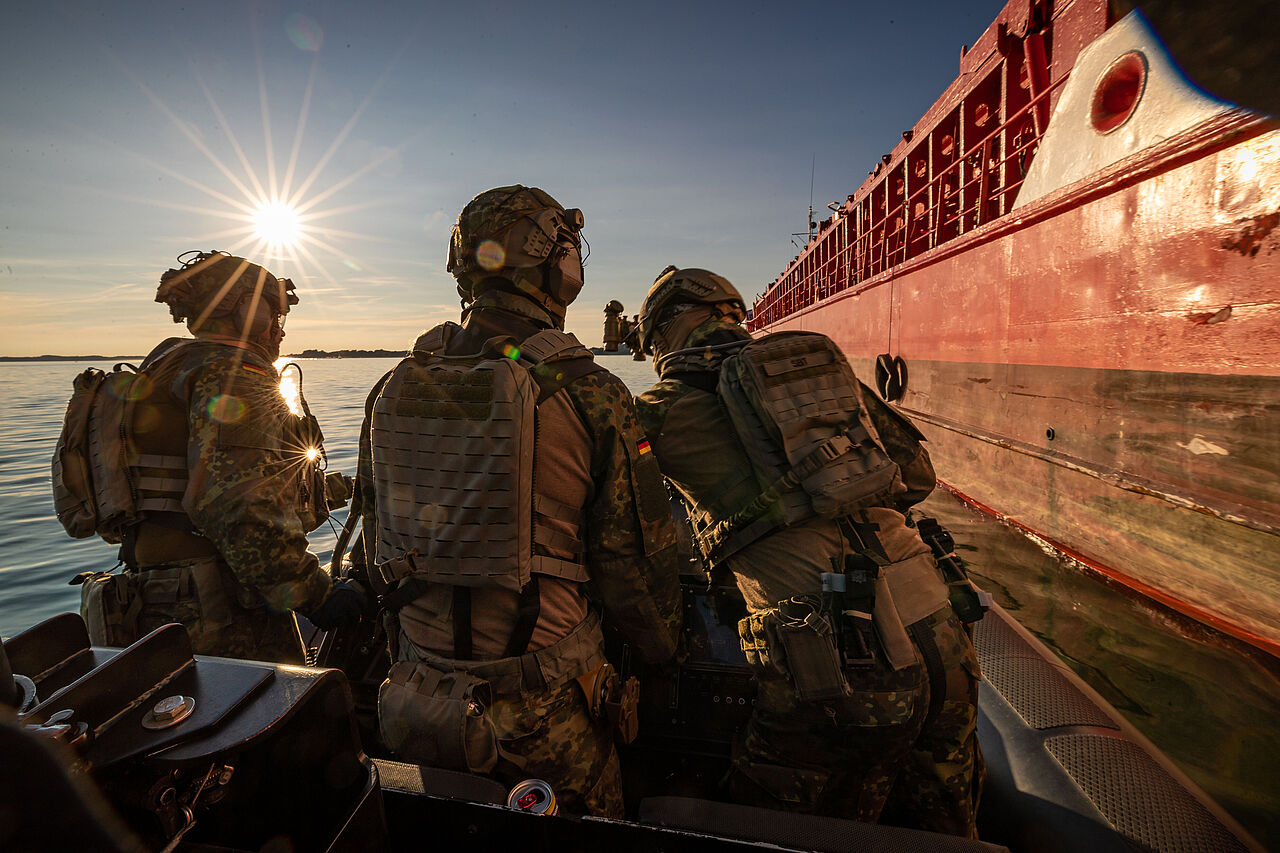 Das verdeckte Annähern an Schiffe zählt zu den Fähigkeiten der Kampfschwimmer. Je nach Auftrag erfolgen Boarding, Aufklärung oder Sicherungsmaßnahmen vom Wasser aus. Foto: Bundeswehr/Bending