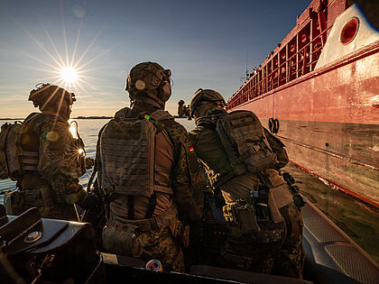 Das verdeckte Annähern an Schiffe zählt zu den Fähigkeiten der Kampfschwimmer. Je nach Auftrag erfolgen Boarding, Aufklärung oder Sicherungsmaßnahmen vom Wasser aus. Foto: Bundeswehr/Bending