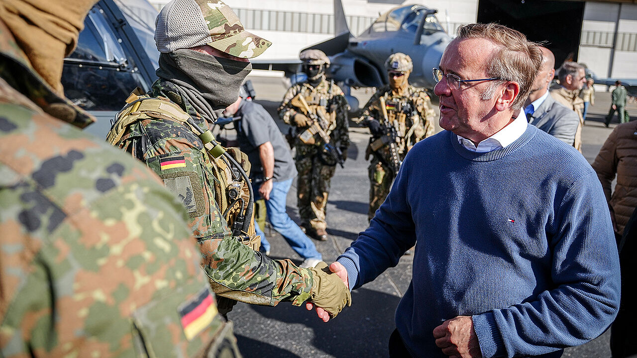 Verteidigungsminister Boris Pistorius spricht bei der NATO-Übung „Arctic Defender 2024“ auf der Eielson Air Force Base bei Fairbanks im US-Bundesstaat Alaska mit Kommando-Soldaten des KSK. Dort erreichten Pistorius nicht nur gute Nachrichten aus Deutschland. Foto: picture alliance/dpa/Kay Nietfeld