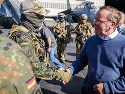 Verteidigungsminister Boris Pistorius spricht bei der NATO-Übung „Arctic Defender 2024“ auf der Eielson Air Force Base bei Fairbanks im US-Bundesstaat Alaska mit Kommando-Soldaten des KSK. Dort erreichten Pistorius nicht nur gute Nachrichten aus Deutschland. Foto: picture alliance/dpa/Kay Nietfeld