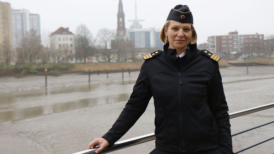 An der Marineoperationsschule (MOS) in Bremerhaven wartet die 39-jährige Marineoffizierin Bianca Seifert auf einen Kommandoposten an Bord. Foto: DBwV