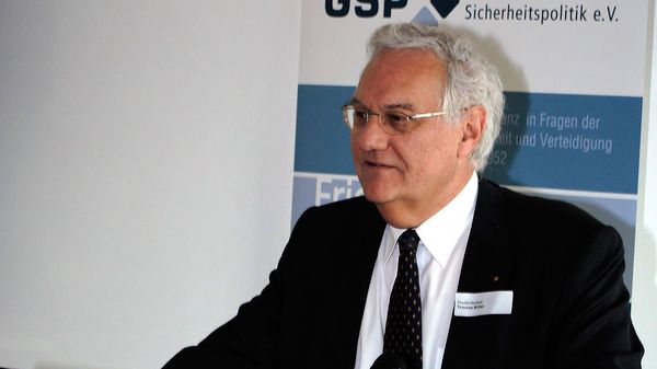 Stadtpräsident Rorschach (CH) Thomas Müller bei seiner Grußbotschaft an die Teilnehmer des Kongresses (LV Süddeutschland/ DBwV)