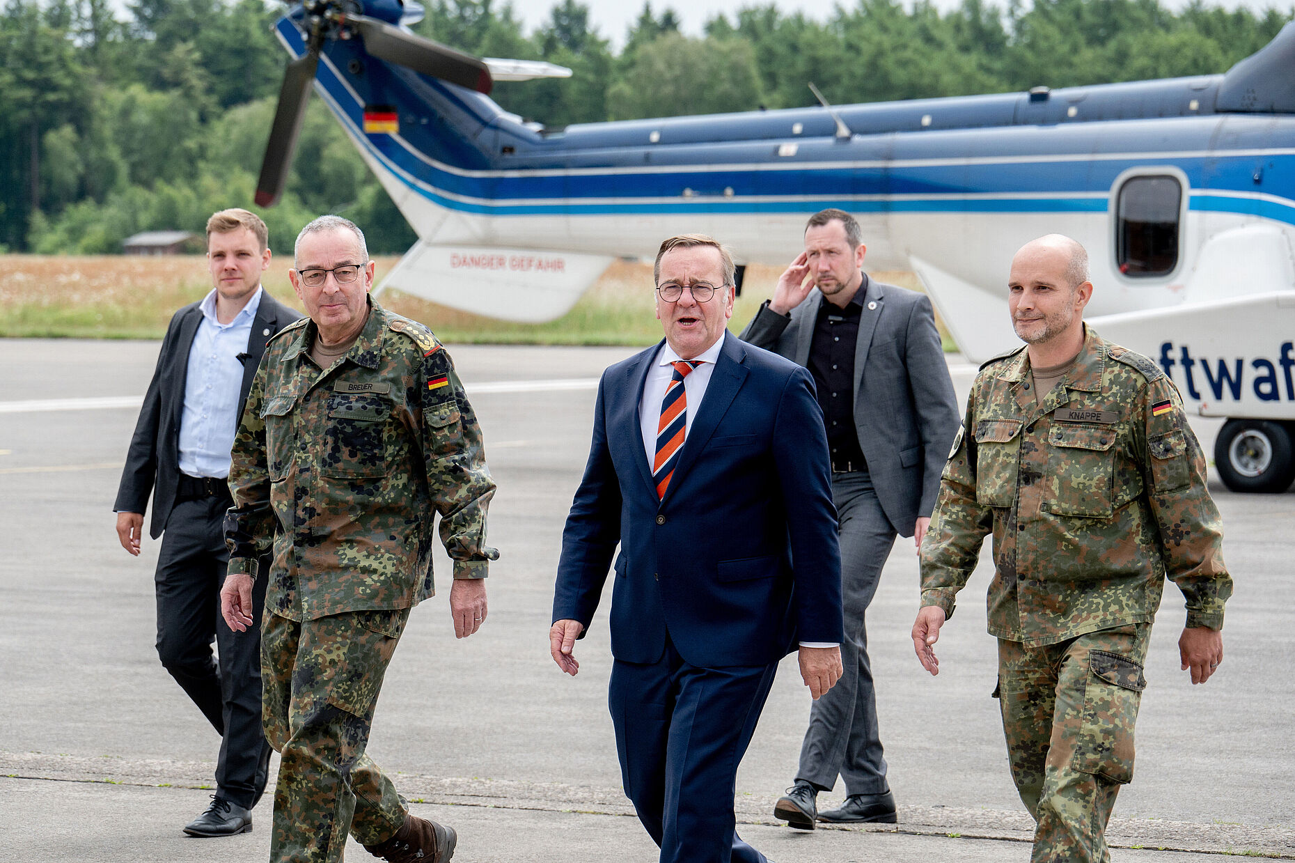 Verteidigungsminister Boris Pistorius (Mitte) und Generalinspekteur Carsten Breuer (links) zu Besuch beim Objektschutzregiment der Luftwaffe „Friesland“ in Upjever im Juni 2026. Foto: Picture-Alliance/Hauke-Christian Dittrich