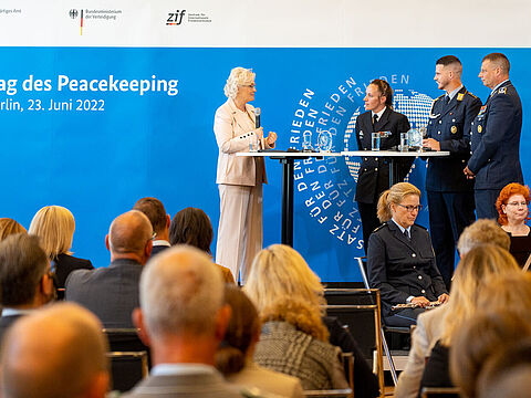 Verteidigungsministerin Christine Lambrecht ehrte beim Tag des Peacekeepings 2022 drei Soldaten, die stellvertretend für alle Bundeswehrangehörigen in den Einsatzgebieten ausgezeichnet wurden. Foto: DBwV/Fyrin