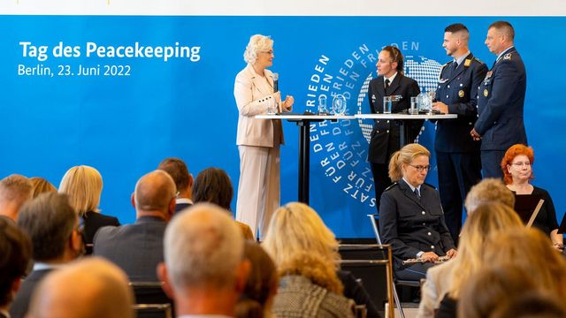 Verteidigungsministerin Christine Lambrecht ehrte beim Tag des Peacekeepings 2022 drei Soldaten, die stellvertretend für alle Bundeswehrangehörigen in den Einsatzgebieten ausgezeichnet wurden. Foto: DBwV/Fyrin