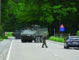 Belgische Soldaten kontrollieren im Mai 2021 im Nationalpark Hoge Kempen ein Fahrzeug. Als ein radikalisierter Soldat schwer bewaffnet untergetaucht war, lief im ganzen Land eine groß angelegte Fahndung von Polizei und Militär an. Foto: picture alliance/dpa/BELGA/Eric Lalmand